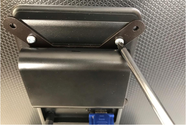 Прикрепите корпус к монитору Прикрепите корпус к монитору